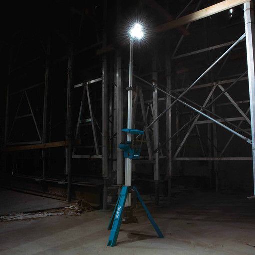 Аккумуляторный фонарь прожектор на штативе Makita DML813
